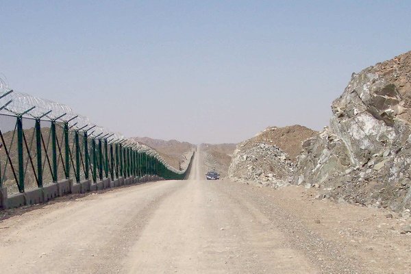 The dirt road leading up to 400 m to the DCP