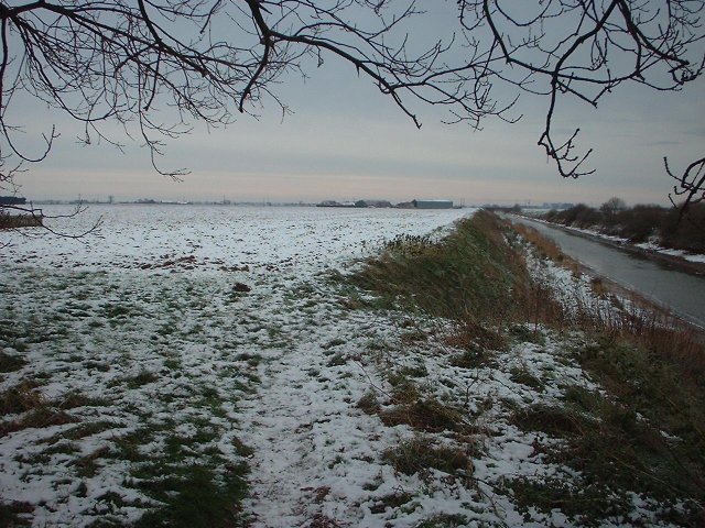 Looking at the confluence (half way between viewer and farm 30yd from channel)