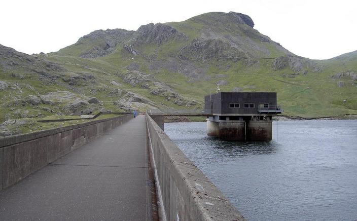 The dam and the intake towers