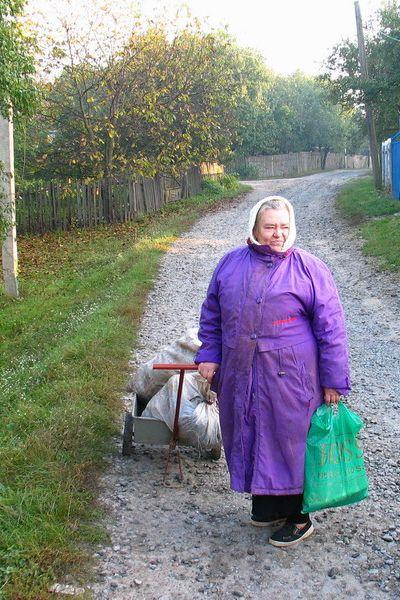 любопытство местных жителей -- Curiosity of local residents (View North)