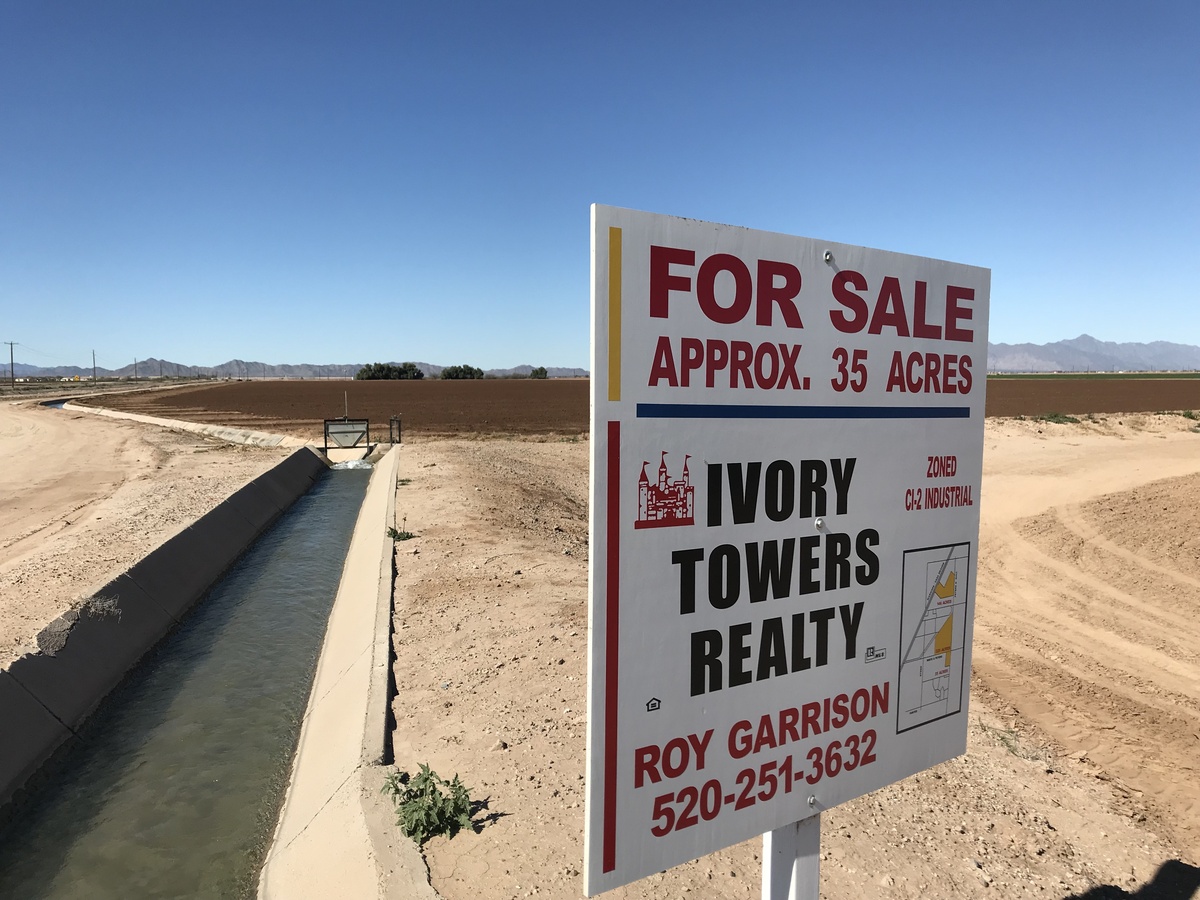 View of the entrance to the confluence field, showing that the field is for sale.