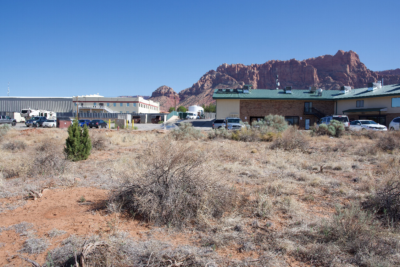 The confluence point lies in a patch of desert scrub.  (This is also a view to the North, towards Utah, less than 100m away.)