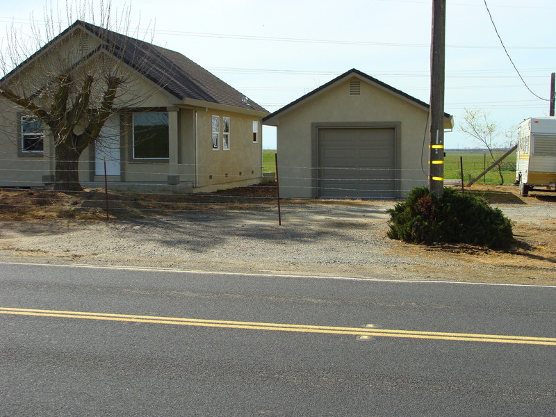 The vacant house prevents an unobstructed view to the west from 38N 121W.