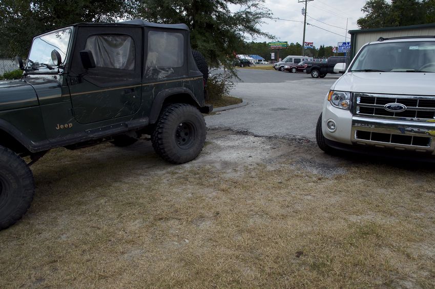 The confluence point lies in the parking lot of a RV repair shop