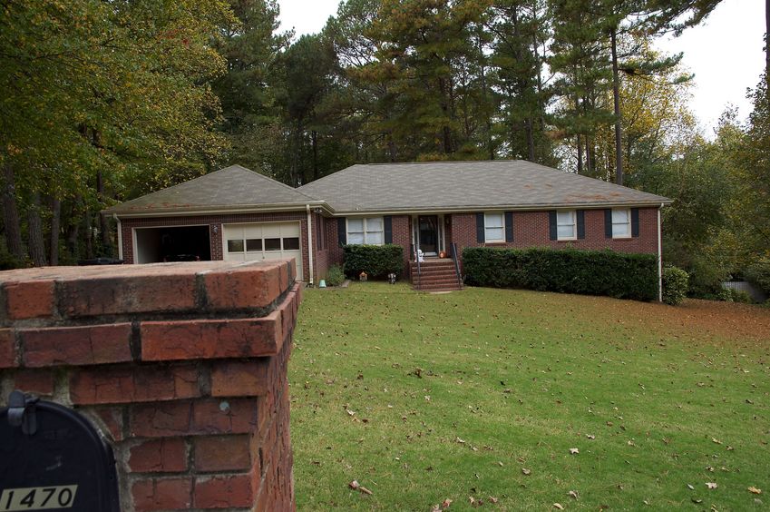 The confluence point lies about 37 feet away, in the front lawn of this home.  (This is also a view to the West.)