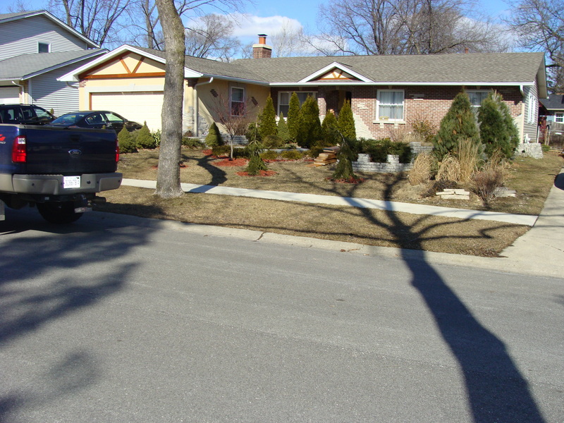 The house on the north side of the street - Yep, 42N 88W still looks like it did in May of 2011.