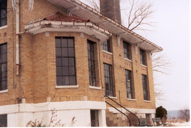 Old control building for lock and dam #43