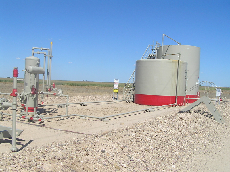 Gas infrastructure 600 meters southwest of the confluence, on the state line. 