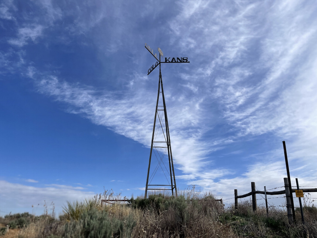 Tri-point monument