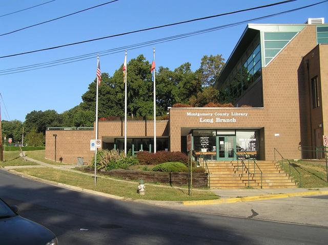 View to the west, 40 meters north of the confluence, at the public library and beyond.