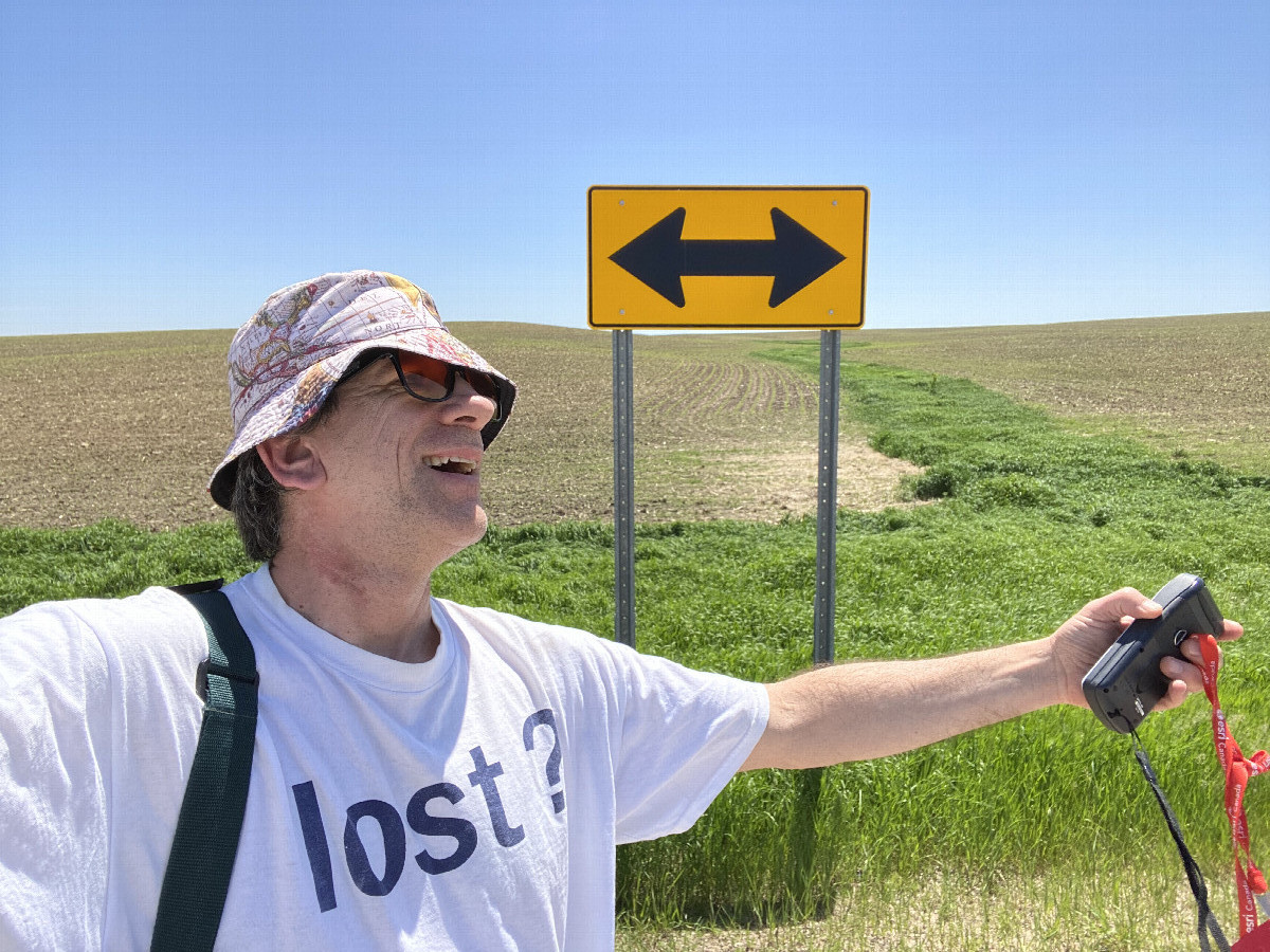 The T intersection near the confluence point. The confluence lies in the field to the right.