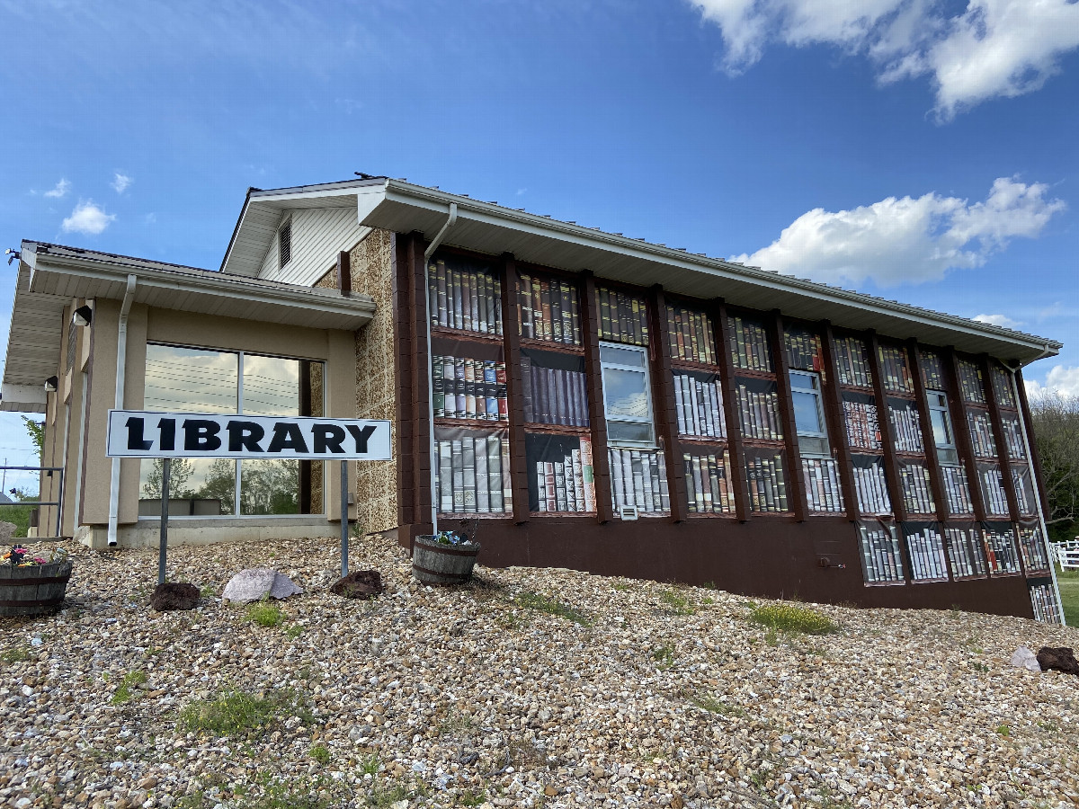 Wonderfully decorated public library about 6 km south of the confluence point.