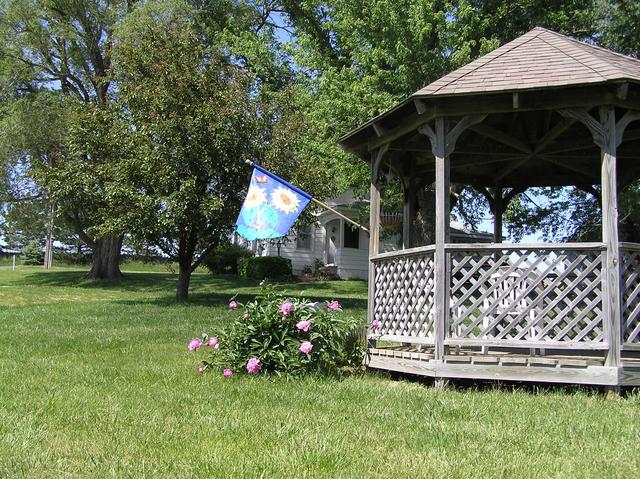 Nearest house and gazebo, 200 meters north of the confluence.