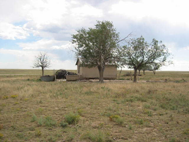 The abandoned house on the way in.