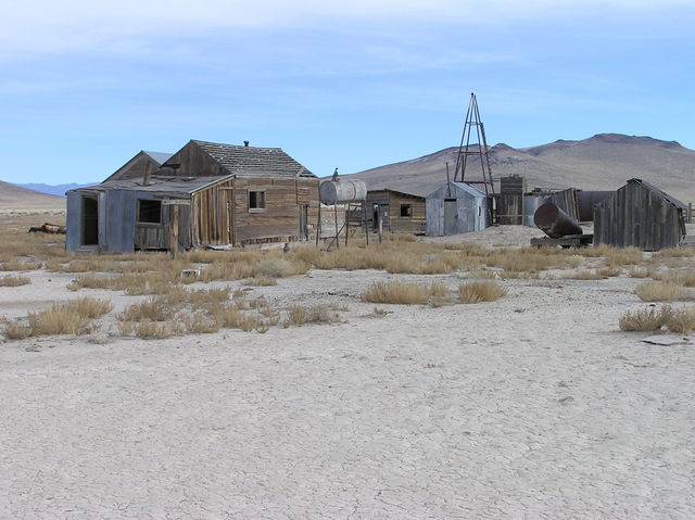 The (apparently) abandoned Pine Creek Well, en route to the confluence point