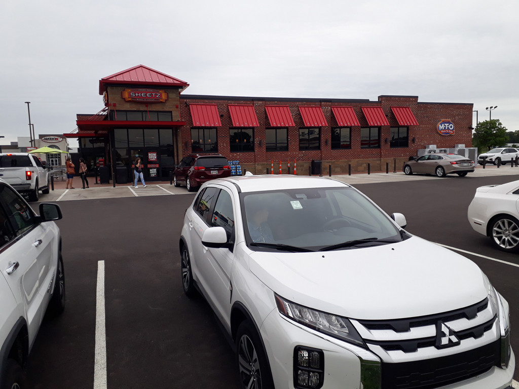 Paramos o carro no estacionamento da loja de conveniência da rede Sheetz - we stopped the car at the Sheetz convenience store