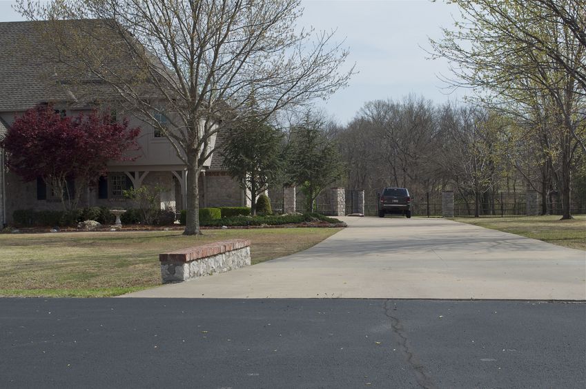 The confluence point lies 232 feet away, in the back yard of this home.  (This is also a view to the South.)