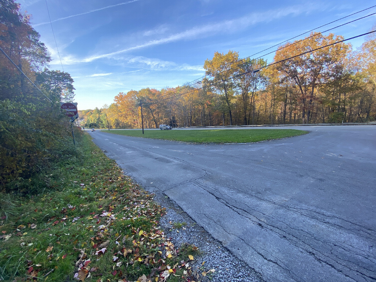 Nearest road to the northeast of the confluence point. 