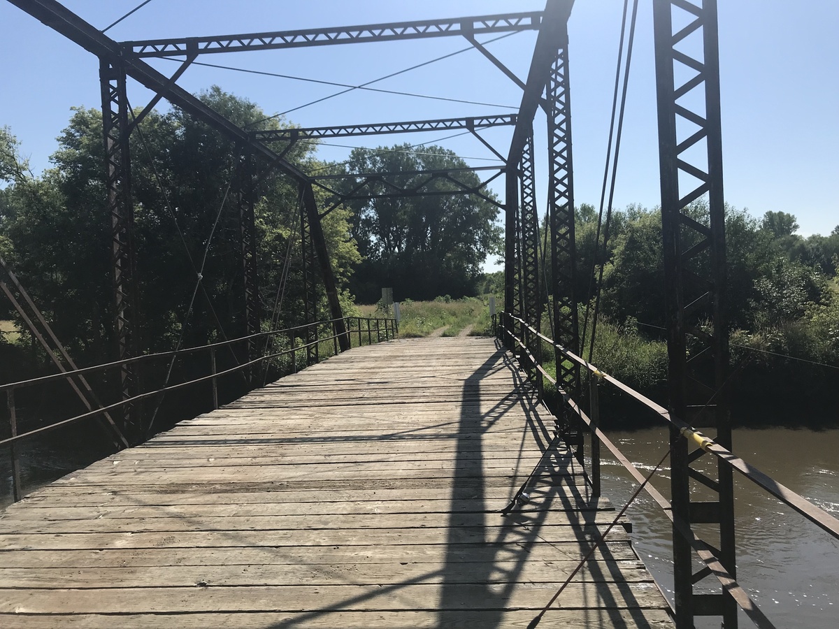 Crossing the one-lane bridge en route to the confluence, looking east. 