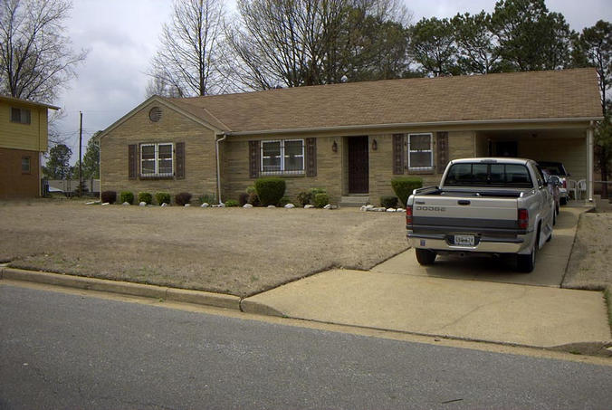 The confluence is in the front yard of this house in suburban Memphis.