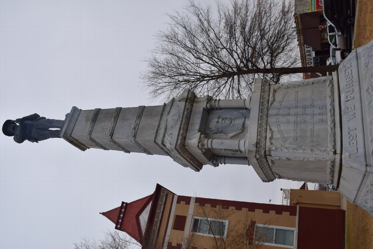 Monument in memory of confederate soldiers