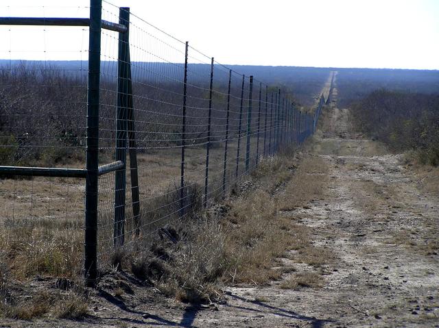 Land of long fences and long vistas.  1.2 km west of the confluence.