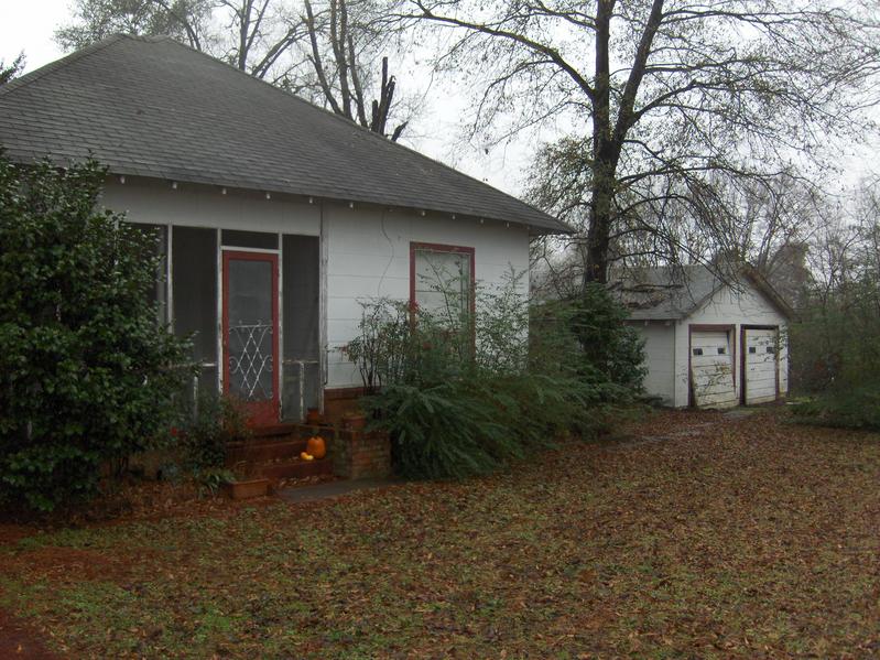 ABANDONED HOUSE AT THE ENTRANCE OF THE TRAIL