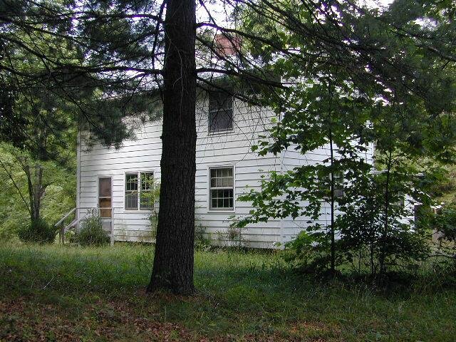 The confluence is in the "front yard" of this unused house.