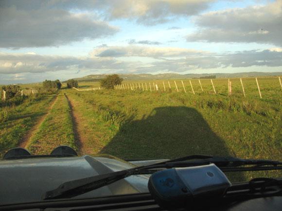 Ya estamos en otro camino y el sol se esta piniendo rapidamente.