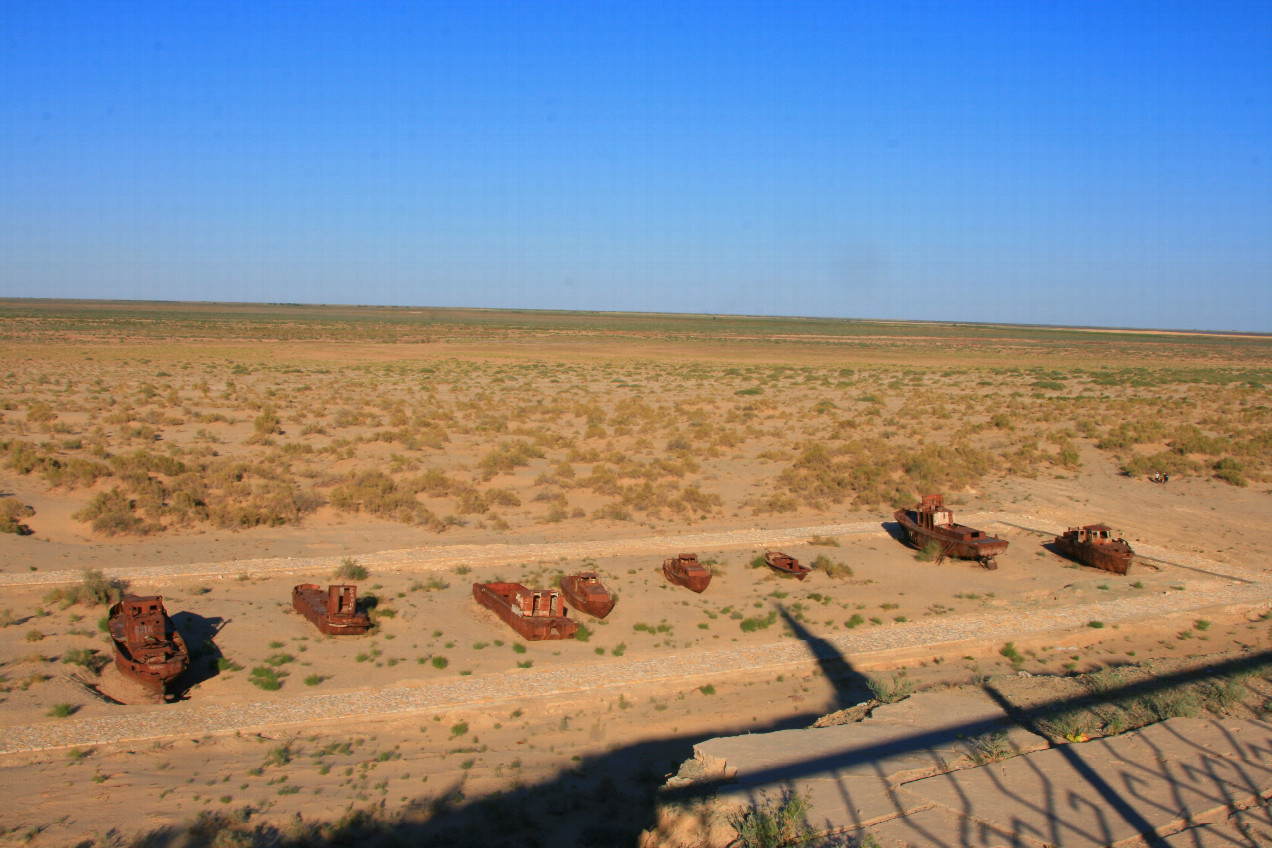 depressing view from former cliff over ship's cemetery at former port of Mo'ynoq - horizonless emptiness where once was water