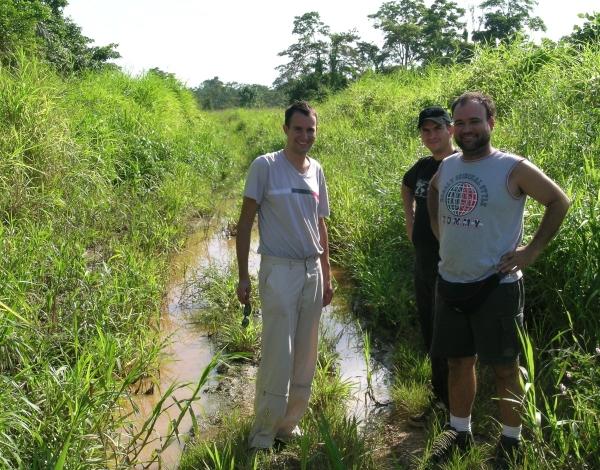 Nicolas, Juan y Jose en campo de cana