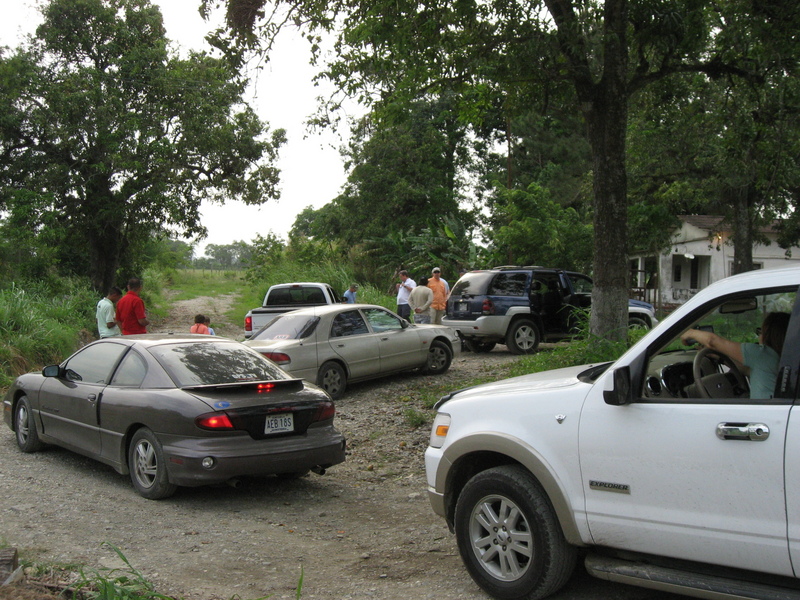 Dejando los carros al cuidado de unos campesinos. Here we left our vehicles