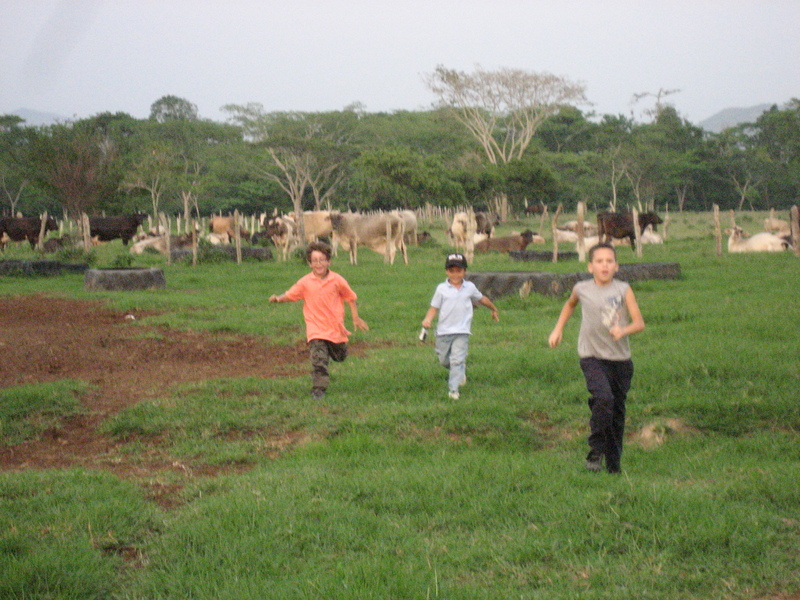 Los niños buscando la confluencia. Kids searching the CP