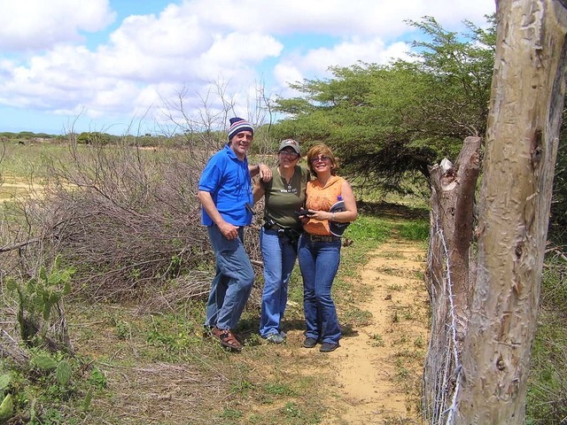 From left to right: Captain Peter, Rosalda, Maria - De la izquierda a la derecha: Capitán Peter, Rosalda, Maria