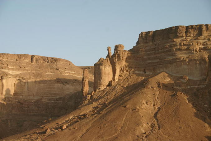 The golden hills of Wādiy Haynin