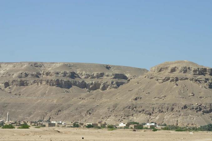 Close-up of the eastern 'wall' of Wādiy Hadramawt