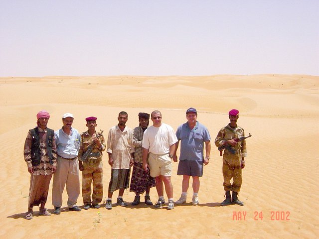 Vue vers le Nord du point 18N 49E avec The Confluence Hunter Team : Jim, Marc le Topo, Nabil et les militaires yémenites - View towards North from the point with The Confluence Hunter Team: Jim, Marc the topo, Nabil, and the Yemenite military