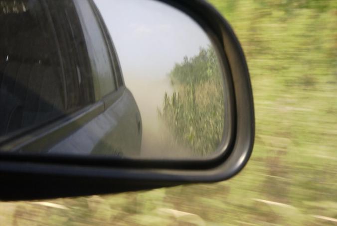 Staubwolke im Rückspiegel / Dust behind the running car